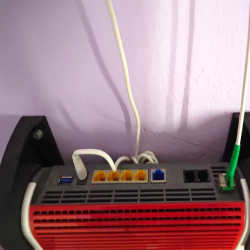 Custom Wall Bracket for !Box 5590 Fiber – Sturdy and Space-Saving Router